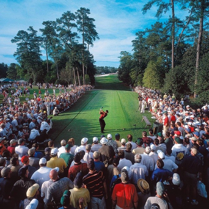 88. Tiger Woods: Bức ảnh chụp Tiger Woods đang thi đấu tại Masters Tournament 2001. Danh hiệu Masters 2001 là danh hiệu Masters thứ 2 của anh và là chức vô địch lớn thứ 6 trong sự nghiệp của tay golf này. Với chiến thắng tại Augusta, Georgia, Mỹ, Tiger Woods hoàn thành “Tiger Slam” (chơi chữ của “Grand Slam”) bởi anh đã vô địch U.S Open, British Open và PGA Championship trước đó.